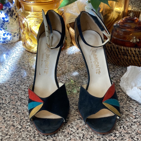 Shoes with unique colors to show off! - Picture 2 of 5
